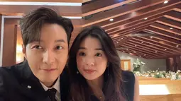 Foto itu diunggah sekitar satu minggu yang lalu saat keduanya menghadiri resepsi pernikahan salah satu rekan dekat mereka. Shim Hyung Tak dan Hirai Saya sama-sama mengenakan busana hitam. (Foto: Instagram/ tak9988)