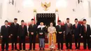 Kepala Dewan Pengarah dan Kepala Unit Kerja Presiden bidang Pembinaan Ideologi Pancasila (UKP-PIP) Yudi Latif (kiri) bersama sembilan anggota foto bersama usai pelantikan di Istana Negara, Jakarta, Rabu (7/6). (Liputan6.com)