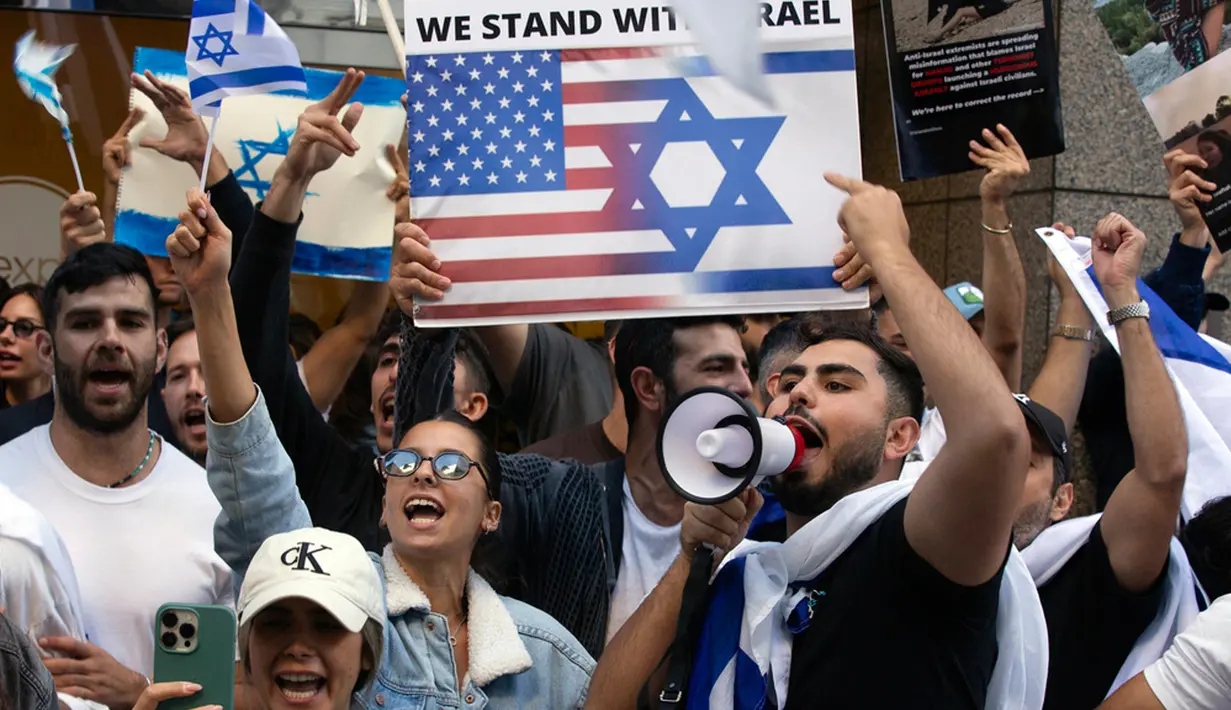 Dilansir The Associated Press (AP), Senin (9/10/2023), aksi-aksi unjuk rasa terjadi di sejumlah kota di Amerika Serikat (AS) sebagai reaksi atas konflik yang menimbulkan ratusan korban jiwa di Israel dan Palestina. (AP Photo/D. Ross Cameron)