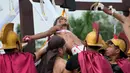 Para pemimpin Katolik di Filipina telah mengutuk praktik tersebut, dan penyaliban juga dilarang oleh pejabat kesehatan masyarakat. Untuk menjaga keselamatan partisipan yang disalib, petugas pertolongan pertama disiagakan dalam acara tersebut. (AP Photo/Aaron Favila)