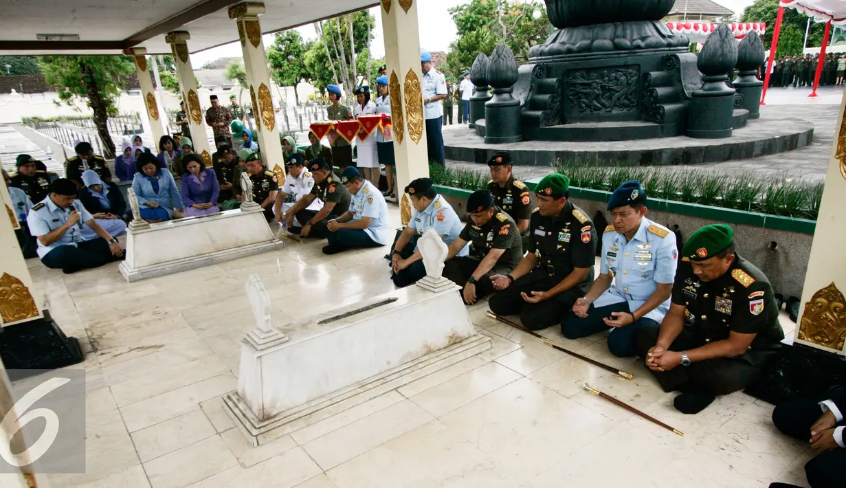 TNI menggelar doa bersama di TMP Kusumanegara sebagai bagian dari rangkaian peringatan HUT TNI ke-71,Yogyakarta, Rabu (28/9). (Liputan6.com/ Boy Harjanto)