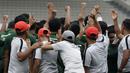 Pemain dan official Timnas Indonesia U-22 berkumpul usai internal games di Stadion Madya, Jakarta, Sabtu (19/1). Latihan ini merupakan persiapan jelang Piala AFF U-22. (Bola.com/Yoppy Renato)