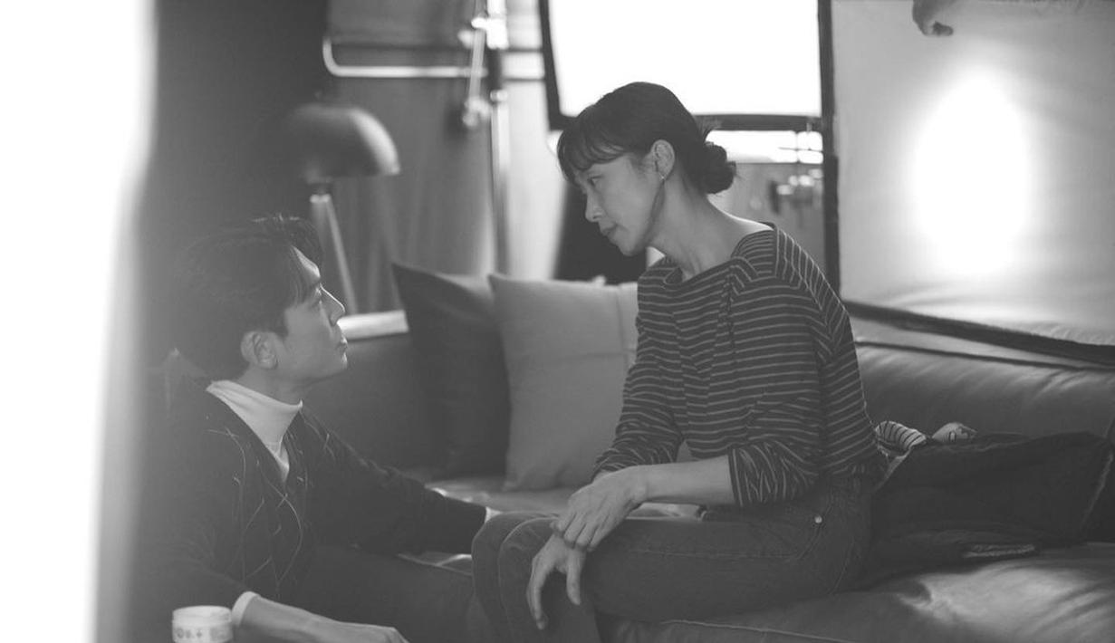 Jung Kyung Ho menceritakan bahwa ia merasa malu sekaligus cemas saat syuting kissing scene ini. "Saya khawatir karena [adegan ini] sangat intens. Namun, memang bagi syuting adegan ciuman ini hanya dalam satu take, seperti adegan laga. Jadi aku melakukan yang terbaik saat syuting," kata bintang Hospital Playlist ini.