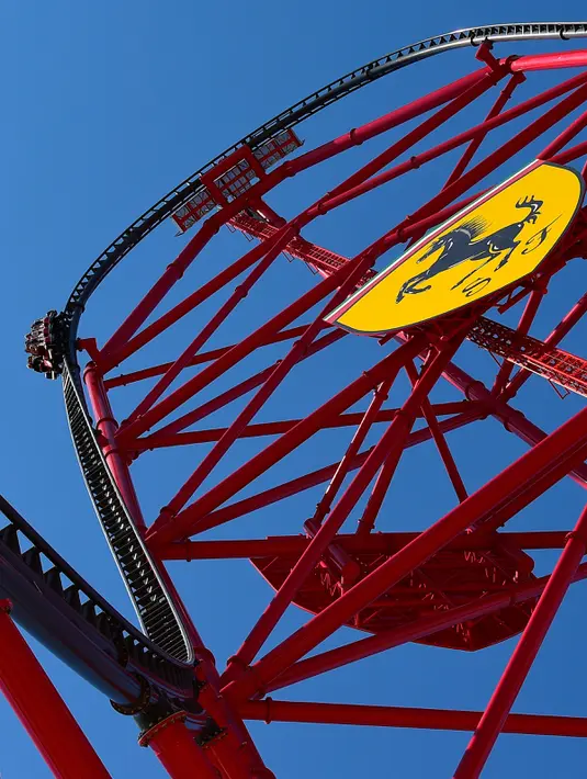 Pengunjung menikmati wahana roller coaster "Red Force" dalam acara peresmian Ferrari Land, di PortAventura resort, Barcelona, Spanyol, (6/4). Red Force memiliki kecepatan 176 Km/jam seperti layaknya Formula 1. (AFP Photo / Lluis Gene)