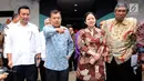 Wakil Presiden RI, Jusuf Kalla (kedua kiri) bersiap menyampaikan keterangan usai menghadiri rapat di gedung Inasgoc di Jakarta, Selasa (18/7). Rapat membahas persiapan pelaksanaan Asian Games 2018. (Liputan6.com/Helmi Fithriansyah)
