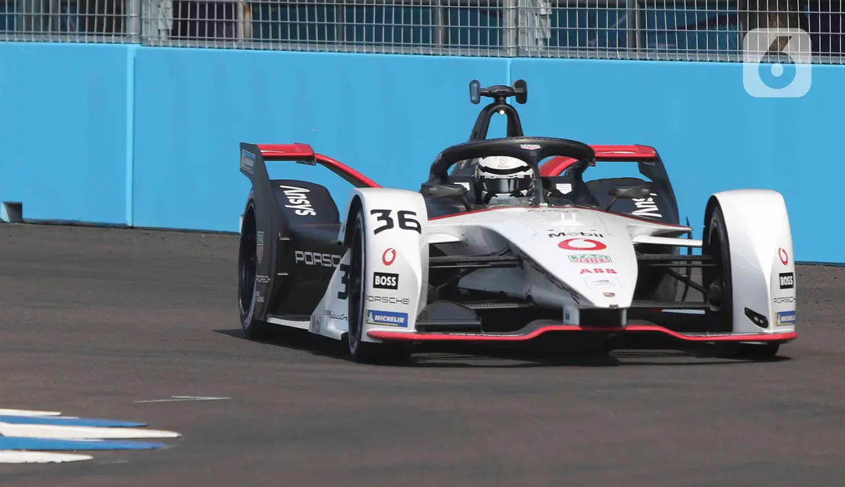 Pembalap Andrè Lotterer melaju dalam kualifikasi ajang balap Formula E Jakarta di Jakarta International E-Prix Circuit (JIEC), Jakarta, Sabtu (4/6/2022). Pole position Formula E Jakarta 2022 diraih pembalap DS Techeetah Jean Eric Vergne  usai mengalahkan rekan setimnya Antonio Felix da Costa pada final babak kualifikasi Formula E 2022 Jakarta. (Liputan6.com/Herman Zakharia)