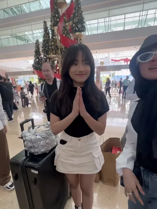 Atasan Fuji dipadukan dengan mini skirt putih yang dilengkapi kantong di bagian sampingnya. Dengan rambut panjang yang dibiarkan terurai berponi. [@violenziajean]