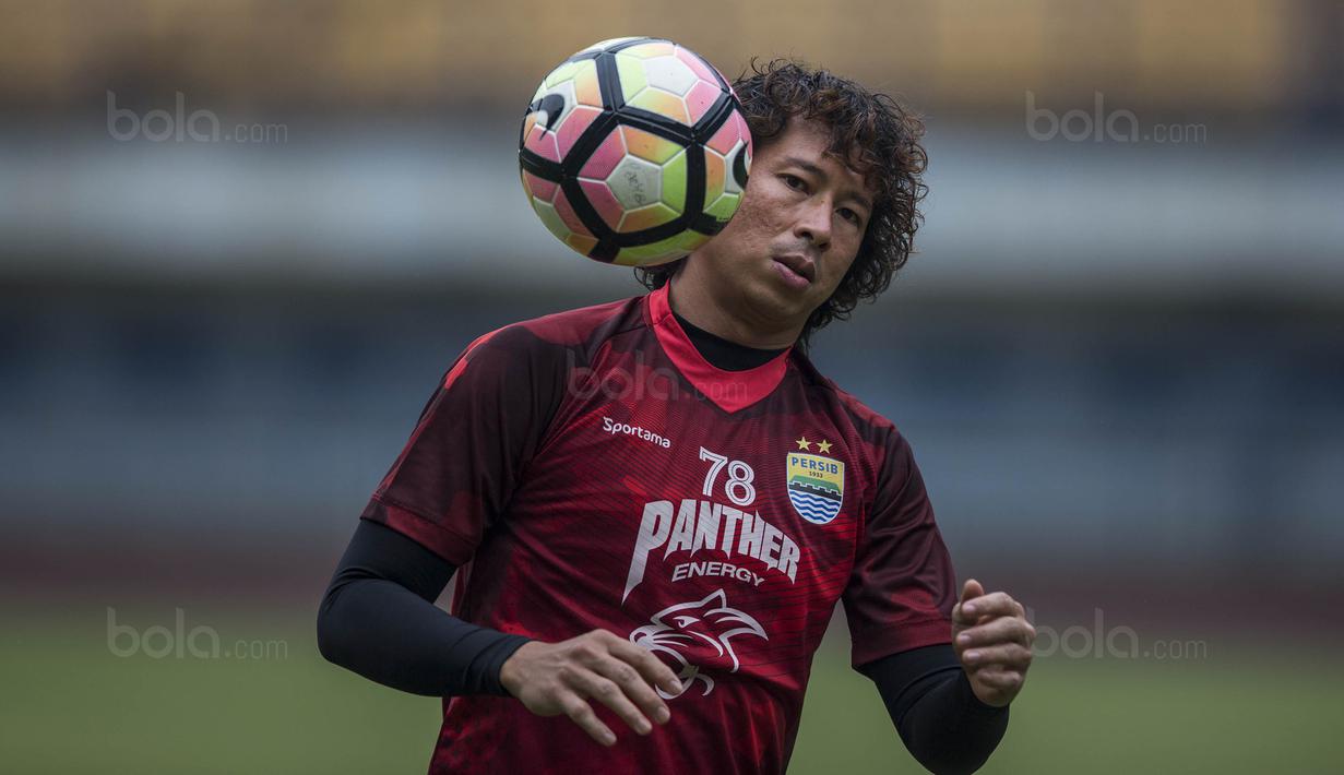 Kiper Persib, I Made Wirawan, mengontrol bola saat latihan di Stadion GBLA, Jawa Barat, Kamis (20/7/2017). Persib bersiap menghadapi Persija pada laga Liga 1. (Bola.com/Vitalis Yogi Trisna)
