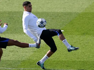 Bek Brasil Paris Saint-Germain (PSG), Marquinhos (kiri) berebut bola dengan Achraf Hakimi selama sesi latihan di Campus Paris Saint-Germain di Poissy, di barat Paris, pada 16 September 2025. (FRANCK FIFE/AFP)