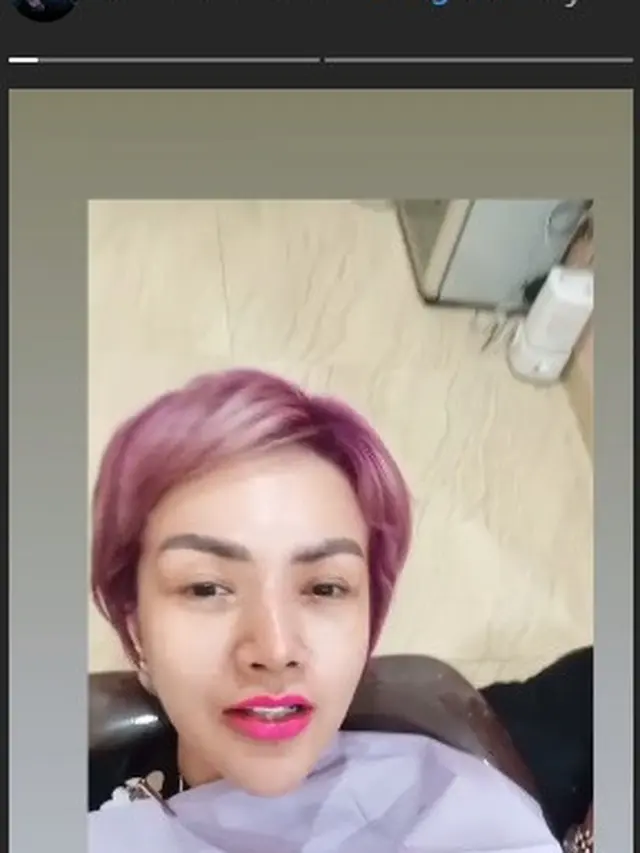 7 Potret Gaya Rambut Baru Barbie Kumalasari yang Nyentrik Berwarna Ungu