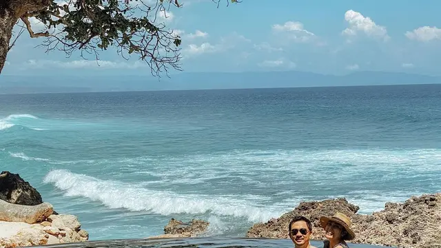 7 Momen Kemesraan Ayu Dewi Bersama Suami Saat Liburan di Sumba