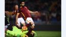 Striker AS Roma, Mohammed Salah, berusaha melewati hadangan kiper Palermo, Fabrizio Alastra, dalam lanjutan Serie A Italia di Stadion Olimpico, Roma, Senin (22/2/2016) dini hari WIB. (AFP/Filippo Monteforte)