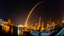 Roket SpaceX Falcon 9 yang membawa muatan dua penjelajah bulan dari Jepang dan Uni Emirat Arab diluncurkan dari Launch Complex 40 di Stasiun Angkatan Luar Angkasa Cape Canaveral, Cape Canaveral, Florida, Amerika Serikat, 11 Desember 2022. Misi awal ini merupakan momen penting untuk membuka pintu bagi industri cislunar komersial. (Malcolm Denemark/Florida Today via AP)