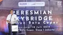 Direktur Utama PT KAI (Persero), Edi Sukmoro memberikan sambutan saat meresmikan jembatan penghubung atau skybridge di Stasiun Batu Ceper, Tangerang, Kamis (18/7/2019). Jembatan penghubung ini untuk mengintegrasikan peron KRL Commuter Line dengan peron KA Bandara. (Liputan6.com/Immanuel Antonius)