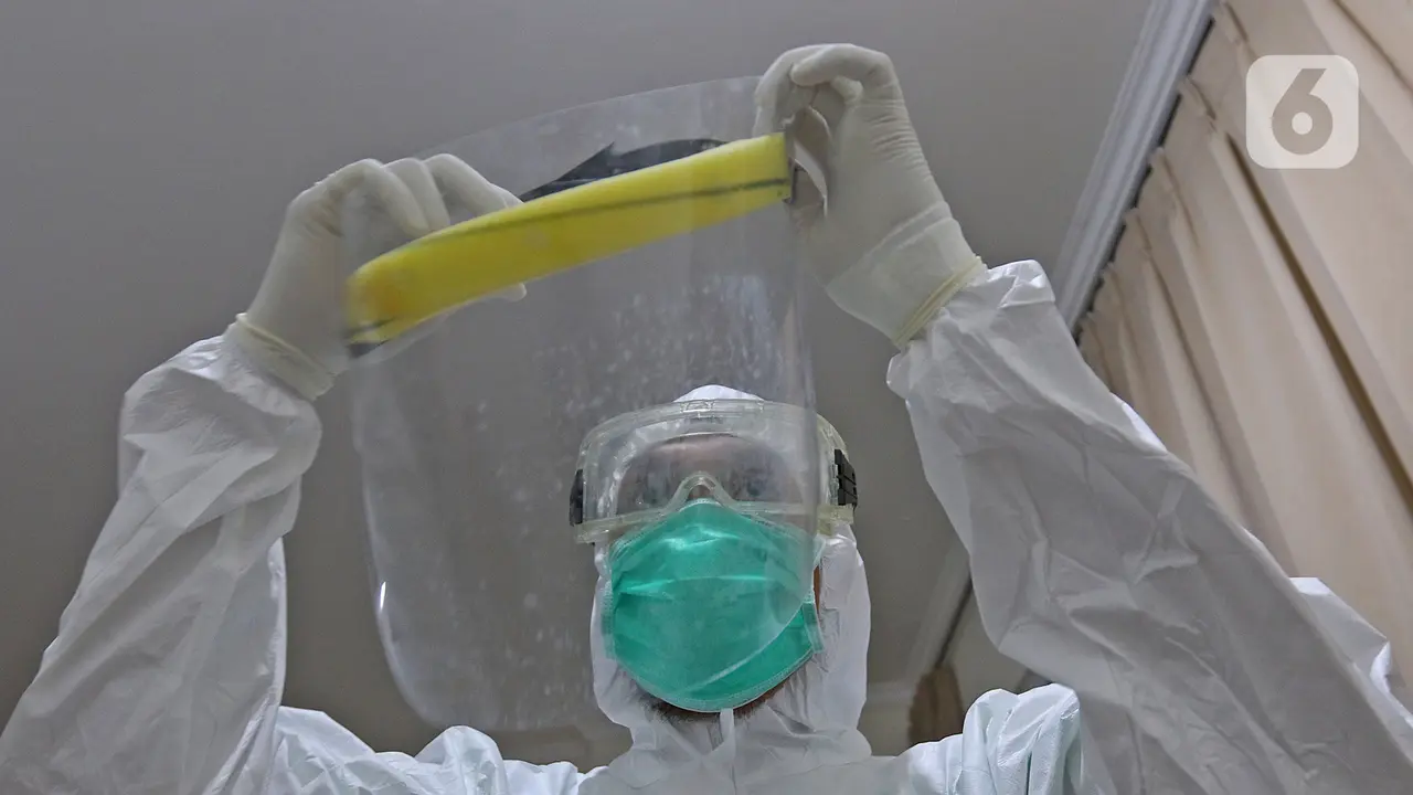 FOTO: Melihat Persiapan Dokter Memakai APD Tingkat 3