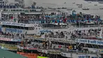 Orang-orang naik kapal feri untuk melakukan perjalanan mudik ke tempat asal mereka untuk merayakan Idul Fitri di Dhaka, Bangladesh, Sabtu (30/4/2022). Warga Bangladesh berbondong-bondong memenuhi moda transportasi untuk bisa mudik atau pulang kampung agar bisa merayakan Idul Fitri dengan sanak keluarga. (AFP/Munir uz Zaman)