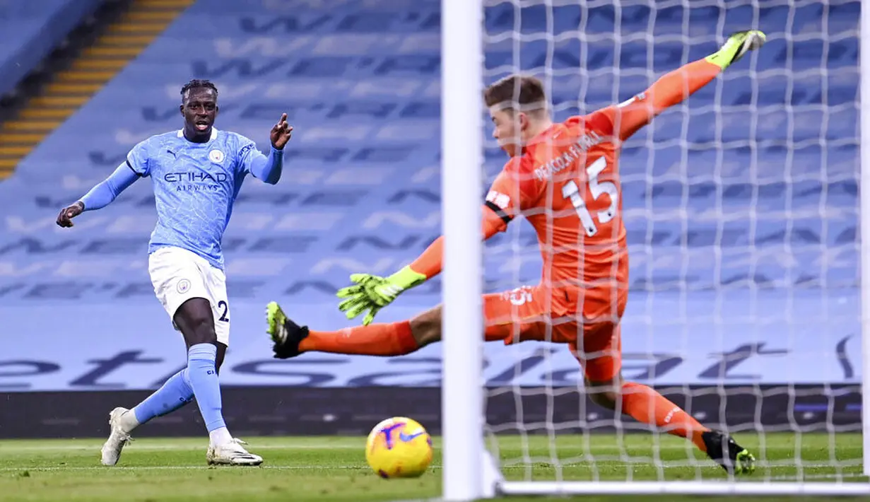 Bek Manchester City, Benjamin Mendy, mencetak gol ke gawang Burnley pada laga Liga Inggris di Stadion Etihad, Sabtu (28/11/2020). City menang dengan skor 5-0. (Laurence Griffiths/Pool via AP)