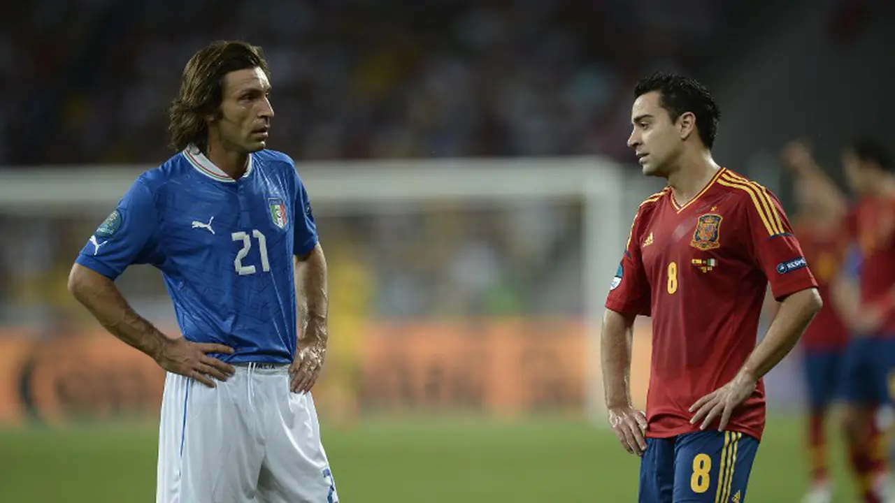 Andrea Pirlo dan Xavi Hernadez