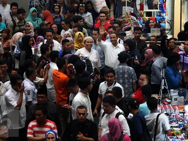 Bakal Calon Gubernur DKI Jakarta Anies Baswedan melambaikan tangan saat mengunjungi Pasar Tanah Abang, Jakarta, Jumat (21/10). Dalam kunjungannya Anies Baswedan menyapa para pengunjung dan pedagang Pasar Tanah Abang. (Liputan6.com/Johan Tallo)