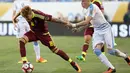 Gelandang Venezuela,  Adalberto Penaranda berusaha membawa bola dari kejaran bek Uruguay,  Jose Gimenez pada Copa America  Centenario 2016 di Lincoln Financial Field, AS (10/6). Venezuela menang atas Uruguay 1-0. (Bill Streicher-USA TODAY Sports)