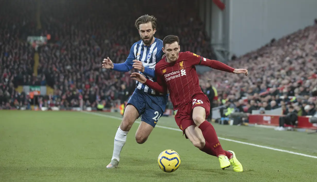 Bek Liverpool, Andrew Robertson kanan) berusaha melewati gelandang Brighton and Hove Albion, Davy Proepper pada pertandingan lanjutan Liga Inggris di Stadion Anfield (30/11/2019). Liverpool menang tipis atas Brighton 2-1. (AP Photo/Jon Super)