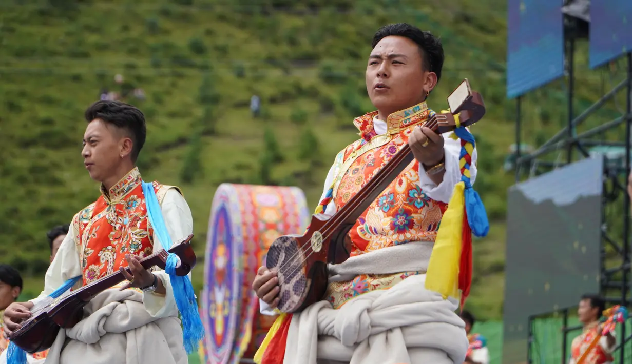 Para penampil lokal memainkan alat musik tradisional dalam upacara pembukaan Pertunjukan Tari Guozhuang Luqu di Luqu, Prefektur Otonom Etnis Tibet Gannan, Provinsi Gansu, China, 12 Agustus 2020. Lebih dari 3.000 penari ikut serta dalam pertunjukan tersebut. (Xinhua/Huang Zemin)