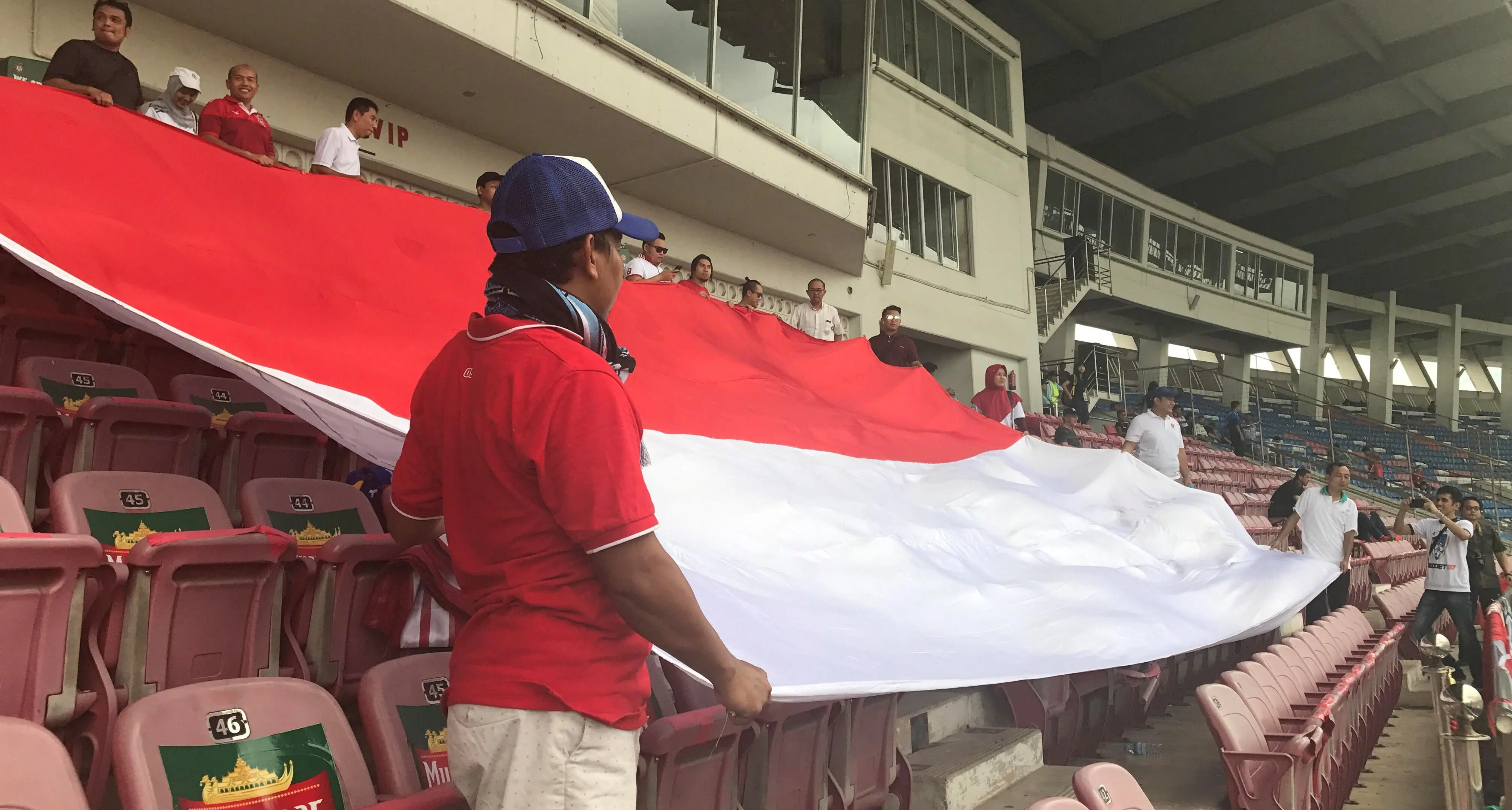 Suporter Indonesia memberikan dukungan kepada Timnas Indonesia U-19, Senin (11/9/2017) di Stadion Thuwunna, Yangon, Myanmar. (Bola.com/Aning Jati)