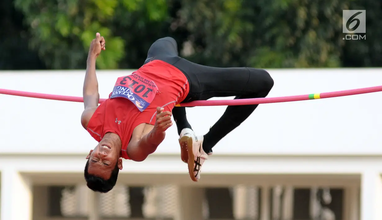 Atlet lompat tinggi putra DKI Jakarta, Rizky Ghusyafa saat melakukan lompatan pemecahan rekor pada Kejurnas Atletik di Stadion Madya Senayan, Jakarta, Selasa (8/5). Rizky gagal melampaui lompatan setinggi 2,16 meter. (Liputan6.com/Helmi Fithriansyah)