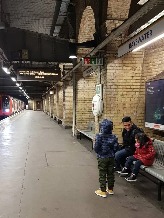 Ia juga mengunggah saat sang suami, Indraguna Sutowo sedang bergurau dengan kedua anaknya di stasiun. (Foto: instagram.com/therealdisastr)