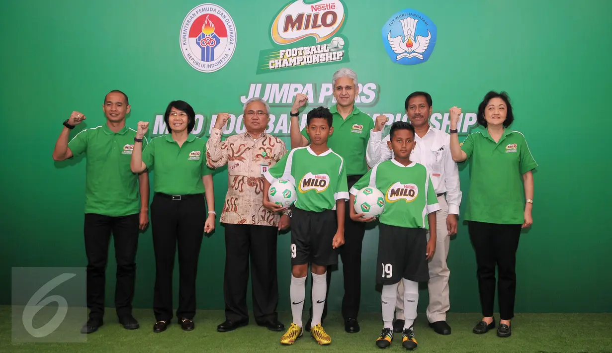 Presdir Nestle Indonesia  Rasyid Qureshi (ketiga kanan), Mantan Pemain Timnas Indonesia  Kurniawan D Yulianto (kiri) bersama Ditjen Pendidikan Dasar dan Menengah pada konpers Milo Football Championship 2016, Jakarta, (10/2). (Liputan6.com/Gempur M Surya)