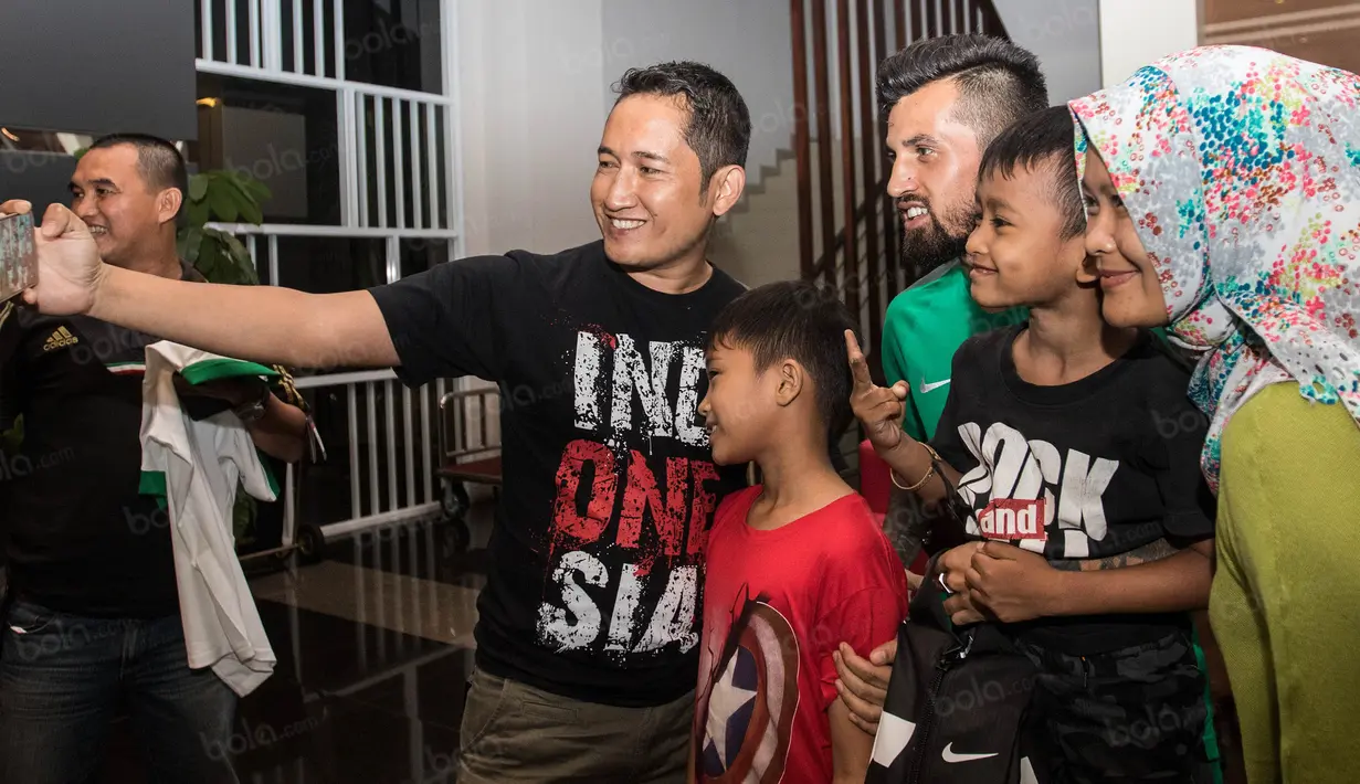 Gelandang Timnas Indonesia, Stefano Lilipaly, selfie bersama penggemarnya saat berada di Hotel Lor In, Jawa Barat, Jumat (2/12/2016). Keramahan Lilipaly membuat fans sukacita. (Bola.com/Vitalis Yogi Trisna)