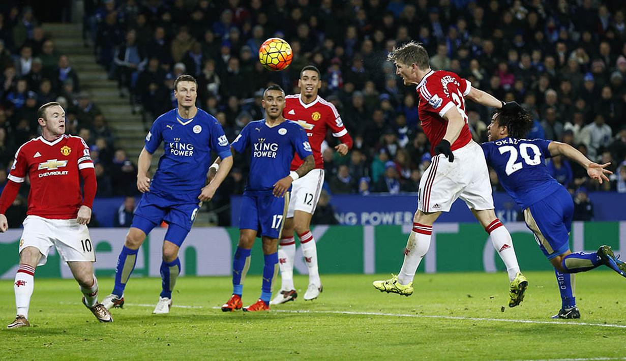 Proses terjadinya gol dari pemain MU, Bastian Schweinsteiger, ke gawang Leicester pada laga Liga Premier Inggris di Stadion King Power, Inggris, Sabtu (28/11/2015). (Bola.com/Eddie Keogh)