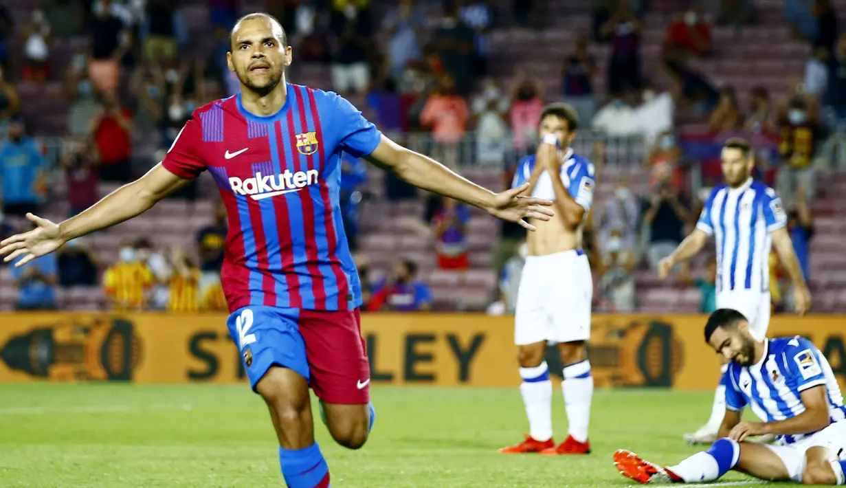 Martin Braithwaite sukses menjadi pembeda kala fans Barca galau kehilangan sosok Lionel Messi. Barcelona berhasil menuai hasil memuaskan usai membungkam Real Sociedad pada laga perdana La Liga 2021/2022 di Stadion Camp Nou, Senin (16/8/2021). (Foto: AP/Joan Monfort)