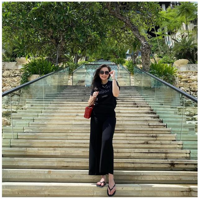 6 Gaya Kasual Elegan Christy Jusung yang Bikin Awet Muda di Usia 42 Tahun