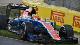 Rio Haryanto sempat masuk ke gravel sepuluh menit sebelum sesi latihan berakhir. Pebalap berusia 23 tahun itu hanya menjajal Sirkuit Albert Park sebanyak tujuh lap. (AFP/Paul Crock)