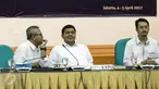 Ketua KPU, Juri Ardiantoro, memimpin rapat evaluasi di ruang rapat KPU Pusat, Jakarta, Selasa (4/4). Rapat tersebut membahas mengenai evaluasi PPID KPU "Inovasi mewujudkan transparansi data dan informasi kepemiluan". (Liputan6.com/Faizal Fanani)
