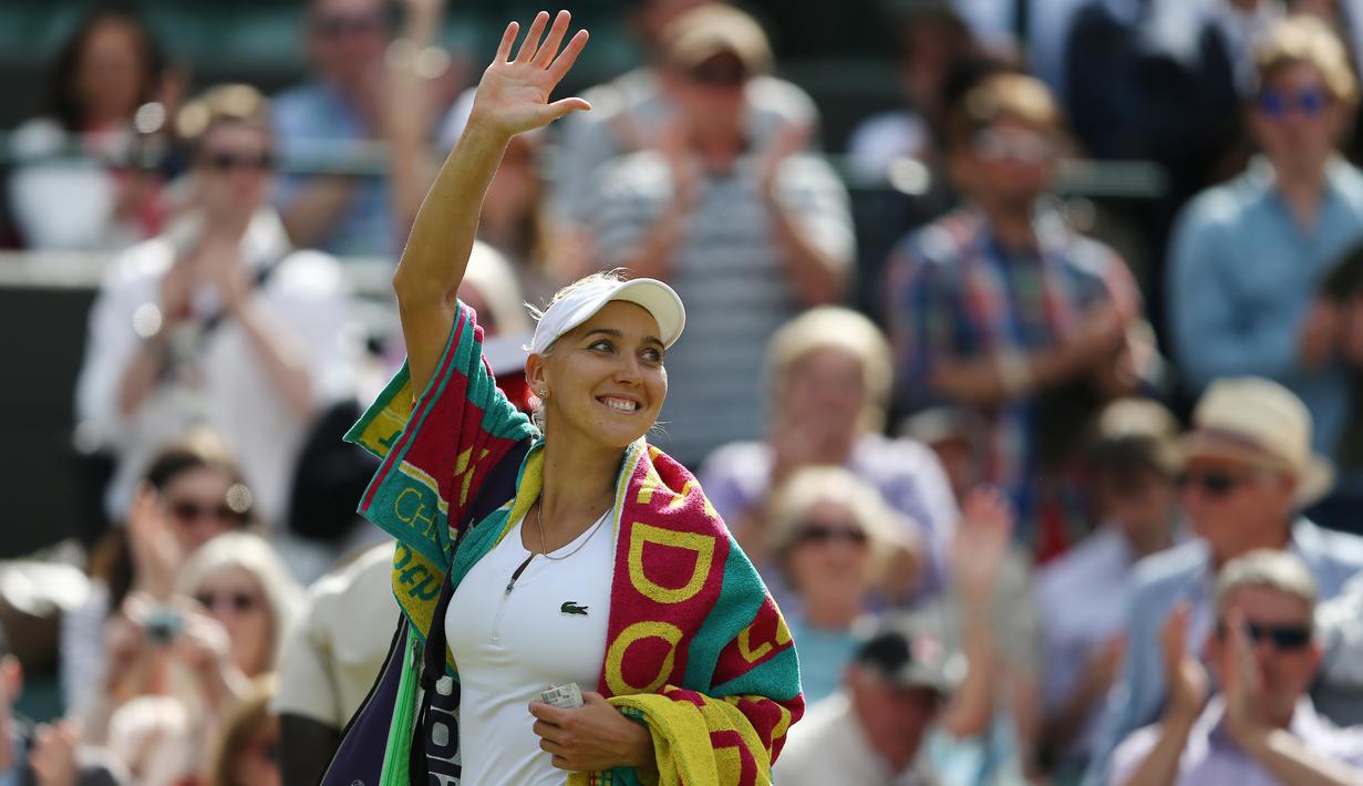 Salam hangat Elena Vesnina kepada penonton usai mengalahkan Dominika Cibulkova 6-2, 6-2 pada babak perempat final Tenis Wimbledon Championships 2016 di The All England Lawn Tennis Club, Wimbledon, (5/7/2016). (AFP/Justin Tallis)