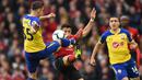 Bek Southampton, Jan Bednarek, berebut bola dengan striker Manchester United, Alexis Sanchez, pada laga Premier League di Stadion Old Trafford, Manchester, Sabtu (2/3). MU menang 3-2 atas Southampton. (AFP/Oli Scarff)