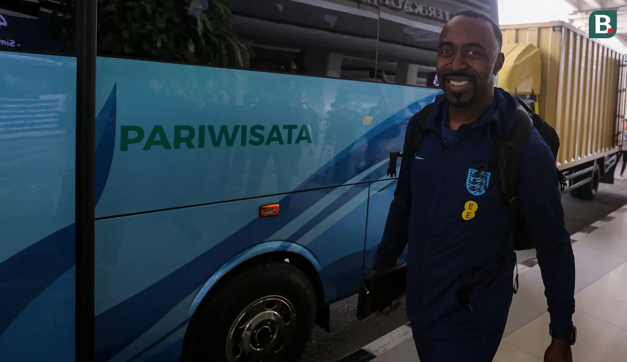 <p>Pelatih Timnas Inggris U-17, Ryan Garry saat tiba di Terminal 3 Bandara Soekarno Hatta, Tangerang, Banten menjelang Piala Dunia U-17 2023 pada Jumat (03/11/2023). (Bola.com/Bagaskara Lazuardi)</p>