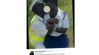 Foto 2 anggota polisi berciuman hebohkan Tanzania (BBC/ Twitter)