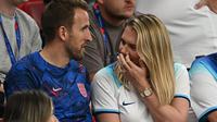 Bintang Timnas Inggris, Harry Kane bersama sang istri. (Paul ELLIS / AFP)