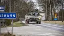 Anggota Resimen Gotland berpatroli menggunakan tank di Visby, utara Gotland, Swedia, 16 Januari 2022. Seorang kepala militer Swedia mengatakan bahwa mereka melihat peningkatan aktivitas Rusia di Laut Baltik yang membuat mereka meningkatkan kesiapannya. (Karl Melander/TT News Agency via AP)