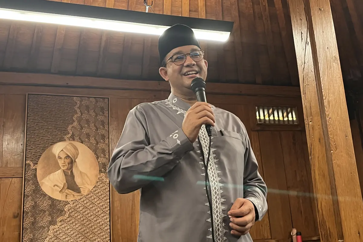 Calon presiden (capres) nomor urut satu Anies Baswedan usai menggelar open house di Lebak Bulus, Jakarta Selatan, Rabu (10/4/2024).