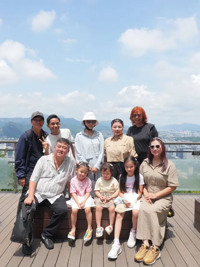 Potret Sarwendah liburan bersama keluarga ke Korea dengan wajah pasca operasi (Sumber: Instagram/@sarwendah29)