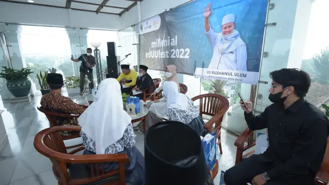 Wakil Gubernur Jawa Barat Uu Ruzhanul Ulum menyerahkan penghargaan pada Milenial EdUUfest 2022 secara hybrid yang digagas oleh Dinas Komunikasi dan Informatika Provinsi Jawa Barat di Menara Gedung Sate, Kota Bandung, Selasa (26/4/2022).