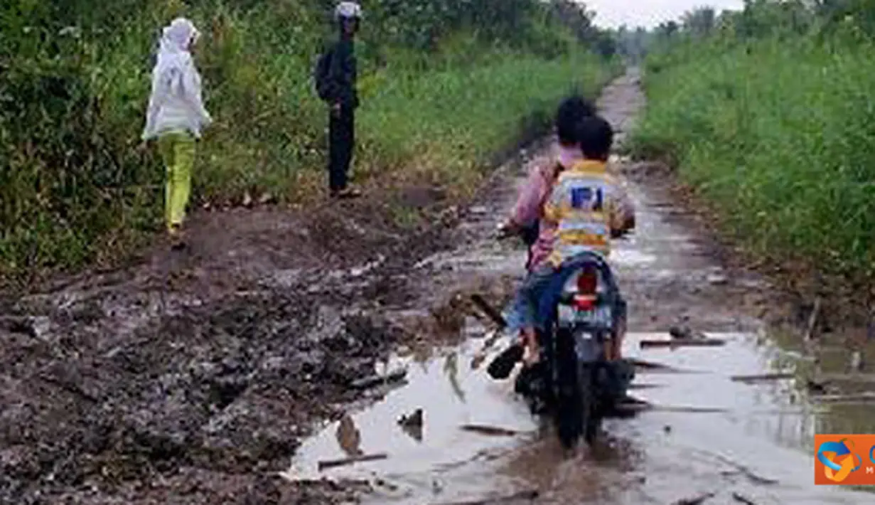 Citizen6, Indra Giri Hilir: Kondisi jalan poros nyaris tidak dapat dilewati terutama ketika musim hujan tiba. (Pengirim: Firq Lawana)