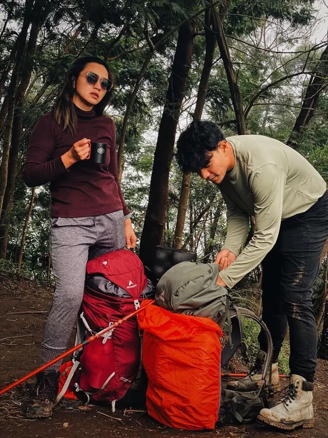 [Fimela] Potret Hesti Purwadinata mendaki gunung