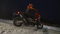 Marc Marquez kembali beraksi menggunakan sepeda motor di atas salju. Kali ini ia menunggangi matik adventure X-ADV. 
