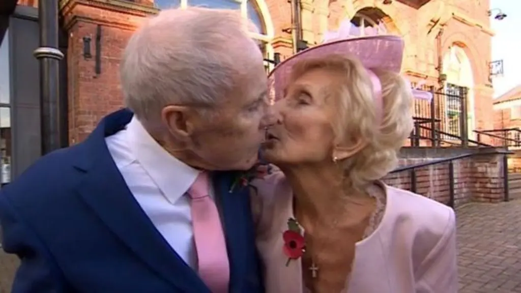 Pasangan yang menikah di usia senja. (Foto: bbc.com)