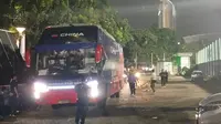 Bus Timnas China tiba di Lapangan A Komplek Stadion Utama Gelora Bung Karno, Jakarta, Selasa (3/6/2025). (Bola.com/Hery Kurniawan).